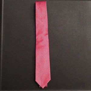 Tie bar men’s houndstooth style red and white tie